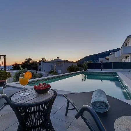 Bava - Swimming Pool With Sea View Макарска